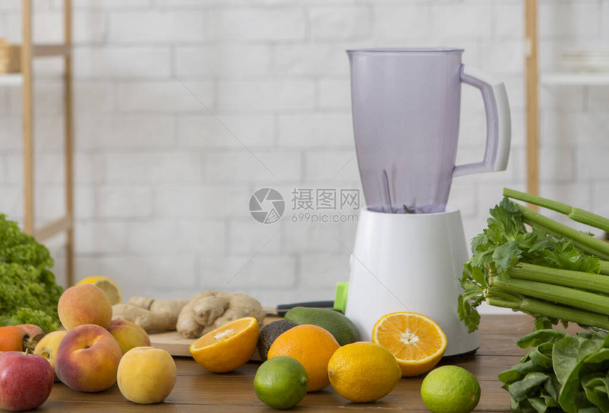 在家自制解毒鸡尾酒搅拌机新鲜水果和蔬菜在厨房桌图片
