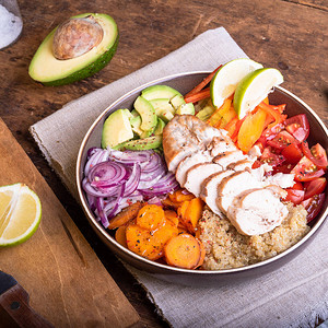美国味的沙拉加鸡奶蔬菜蒸气生菜和quinoa放在木制桌图片