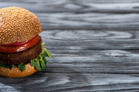 美味的素食汉堡配有蔬菜图片
