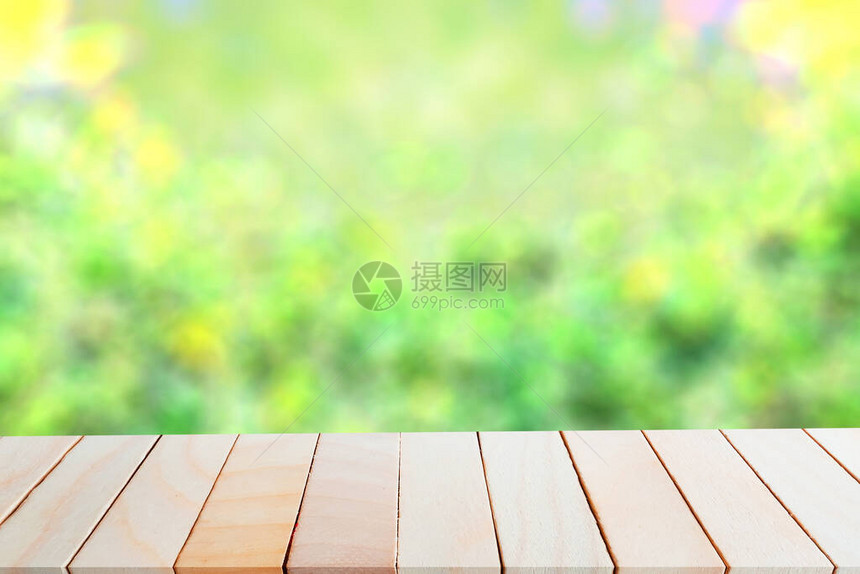 棕色木板架子绿色的自然背景模糊图片