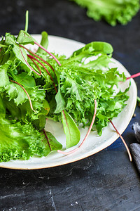 绿色沙拉叶混合蔬菜服务大小有机健康饮食部分顶视图复制空间文本第二道菜图片