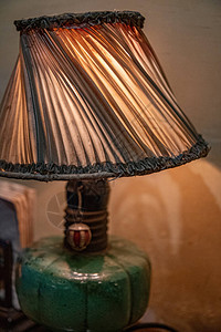 旧台灯金色模糊背景上的古董台灯特写细节由透明薄纱面料制成的复古灯罩图片