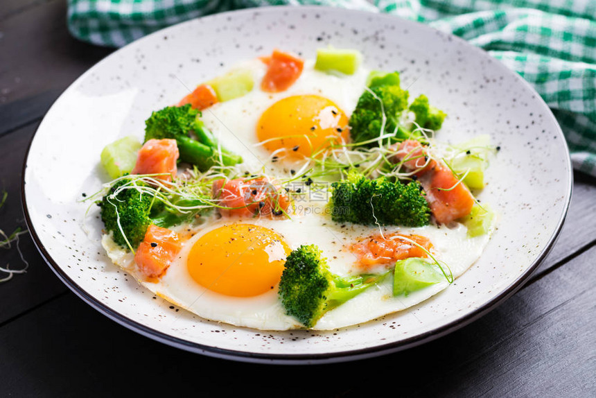 鸡蛋三文鱼花椰菜和微绿基托早餐图片