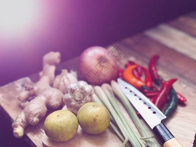 木桌上的蔬菜和蔬菜的特写图片