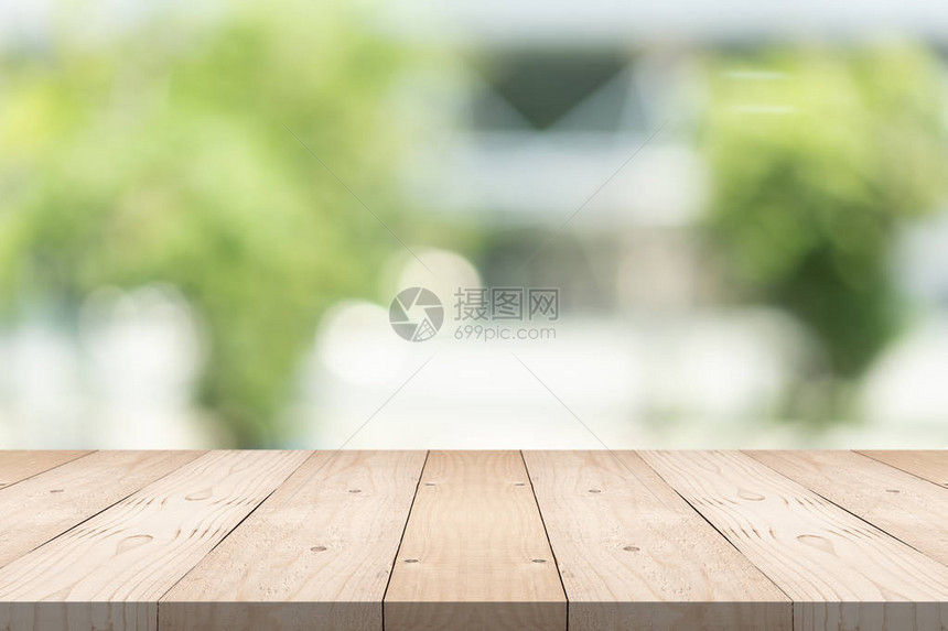 空木板顶在购物花园的模糊背景上图片