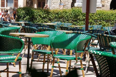 街边咖啡馆的空椅子背景图片