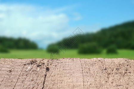 在户外布基背景的空木板桌夏季背景图片