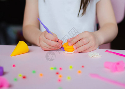 孩子的手在玩五颜六色的粘土自制塑料塑造型粘土的女孩自制粘土孩子玩和图片