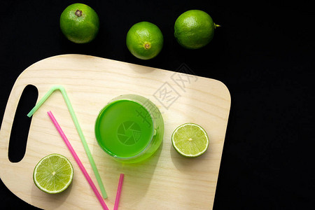 酸橙汁顶视图夏季鸡尾酒柠檬水健康饮料和排毒概念图片