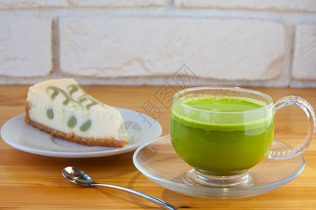 开胃的绿色芝士蛋糕和木制图片