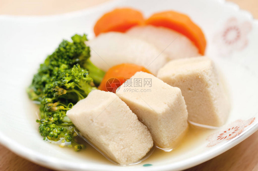 日本菜根蔬菜和小豆腐浸图片