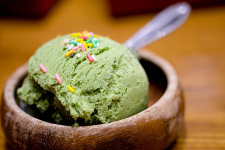 木碗绿茶抹冰淇淋勺图片