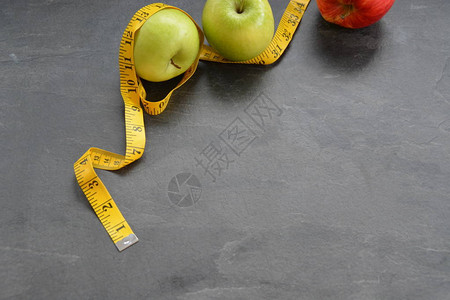 以测量胶带包裹的苹果健康减肥的概图片