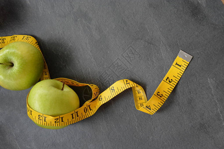 以测量胶带包裹的苹果健康减肥的概背景图片