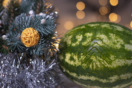 西瓜和圣诞树雕刻在新的一年装饰品图片