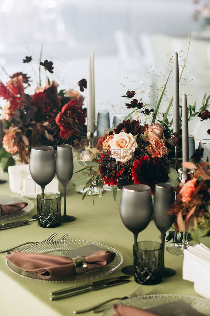 婚礼桌装饰豪华风格薄荷色与鲜花图片