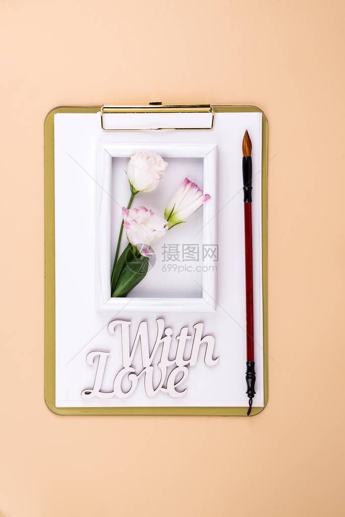 米色纸背景上带有洋桔梗花和白色框架的剪贴板图片