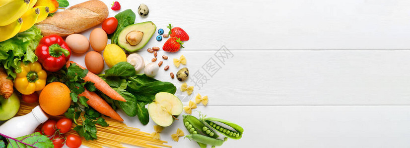 在食品店购物健康食品背景白色木桌背景上的不同水果和蔬菜复制空图片