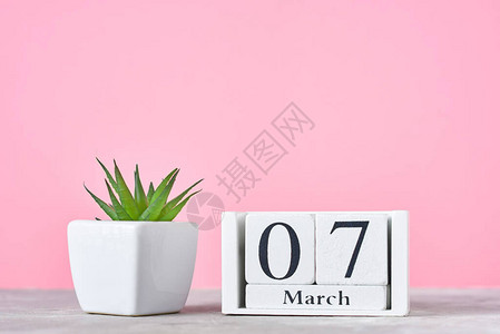 日期为3月7日的木制街区日历以粉图片