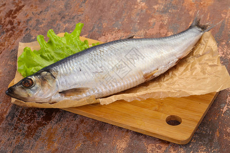盐渍鲱鱼准备食用背景图片