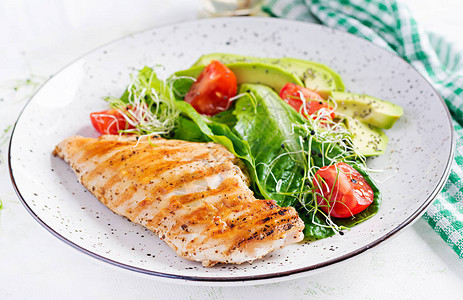 鸡肉烤鱼片配新鲜西红柿和鳄梨沙拉健康食品生酮饮食饮食午餐概念酮图片