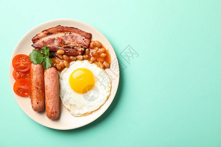 美味的早餐或午餐炒鸡蛋在薄荷背景图片