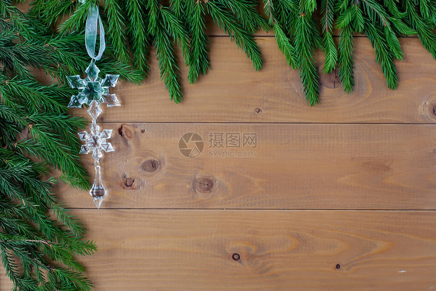 木制背景上的圣诞枞树图片