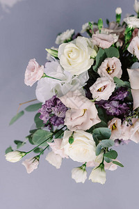 婚礼桌上美丽的鲜花灰色背景中经典婚礼上的图片