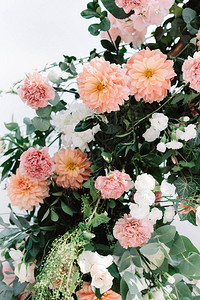鲜花和绿叶的美丽婚礼背景用鲜花装饰婚礼桃花白玫瑰和温柔的丁香图片