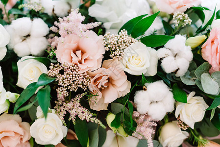 原始的婚礼植物区系婚礼花束辅以天然树枝浆果和绿色植物鲜花制成的图片