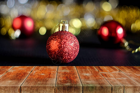 圣诞背景的绿松树上有红球圣诞节装图片