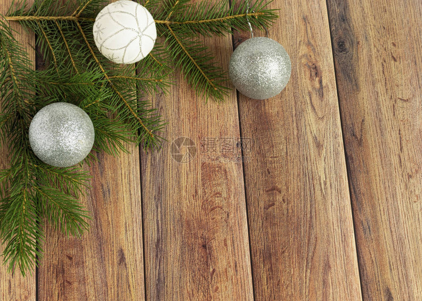 木制背景上的圣诞节装饰圣诞树的枝和圣诞树的球新年庆祝活图片