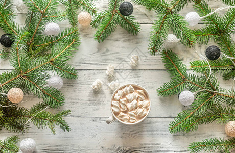 圣诞树枝和热巧克力杯棉图片