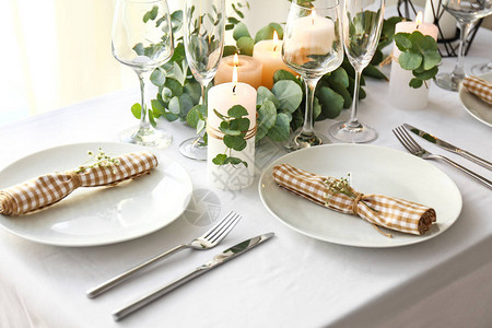 精美的餐桌布置花卉装饰图片