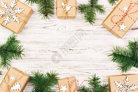 圣诞作文圣诞礼物针织毯子松果木制白色背景上的冷杉树枝平躺图片