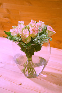 桌上花瓶里的玫瑰花束图片