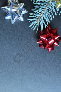 新一年的圣诞背景松树枝和圣礼之弓在黑色灰图片