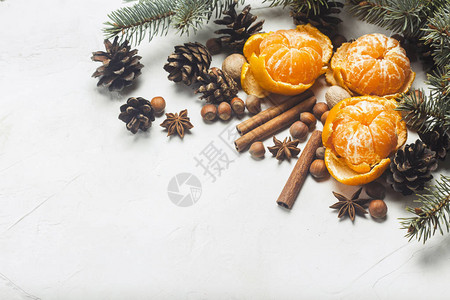 普通话圣诞树枝香料肉桂白色石头背景上的锥体圣诞节新年甜酒冬天图片
