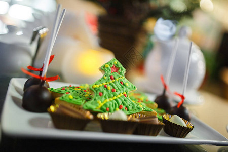 姜饼干以圣诞树的形式巧克力糖图片