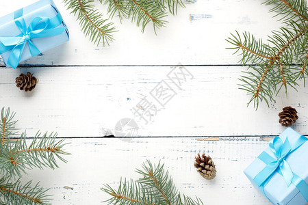 圣诞节的构成圣诞礼物松锥木白色背景上的圆形树枝平坦地顶视图片