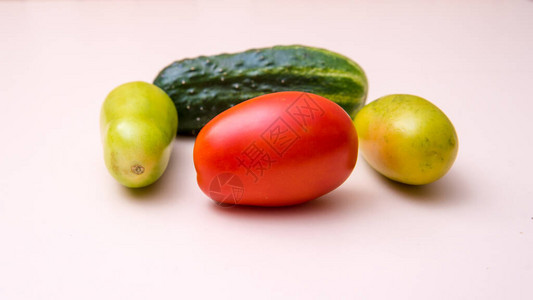 黄瓜绿色和红西番茄图片