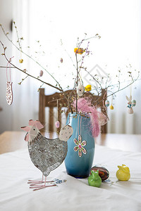 木制背景上的复活节彩蛋装饰图片