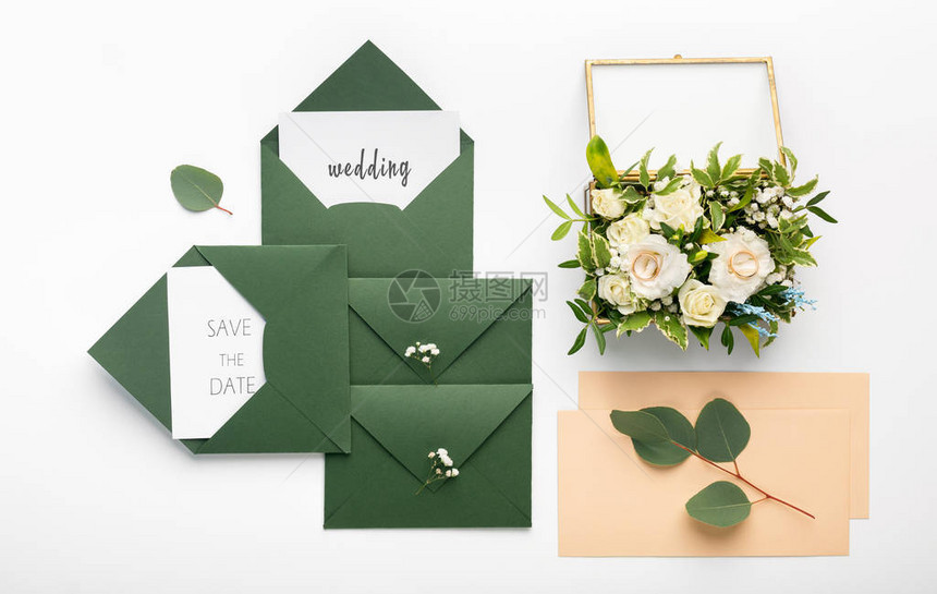 准备婚礼邀请函和折叠信封图片