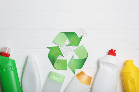 彩色背景顶视图上的不同塑料垃圾和垃圾回收标志拯救地球的概念图片