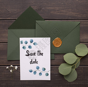 保存日期爱情概念绿色信封和明信片一起图片