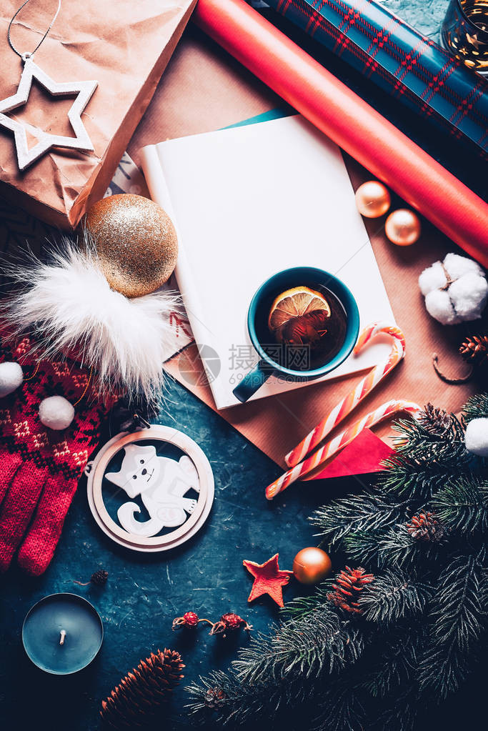 圣诞枞树装饰品和柠檬热茶给圣诞老人和圣诞老人的一封信图片