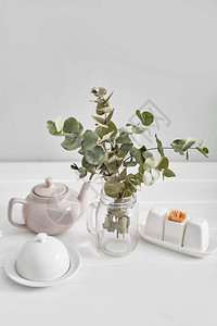 晚餐的极简主义餐桌设置背景茶成分白色餐桌上的家用餐具图片