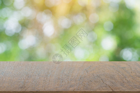 空暗黑木桌顶和模糊的自然背景图片
