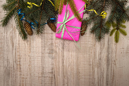 木板上放雪的箭枝新年图片
