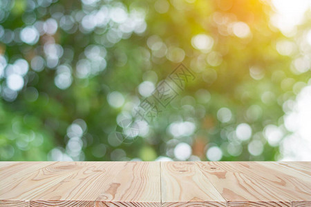 空木板表顶和模糊的自然背景图片